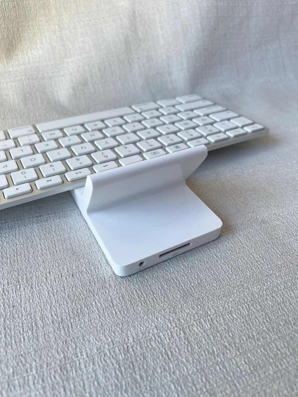 Apple Wireless Bluetooth Keyboard in White and Silver